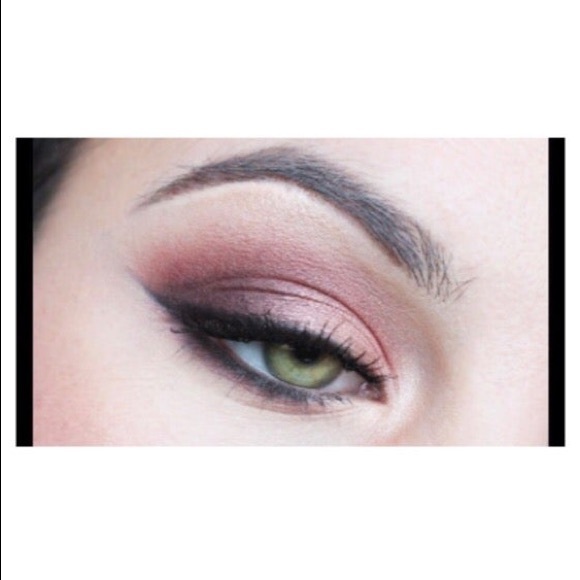 🔥 COLOR ICON FIRE EYESHADOW PALETTE 🔥 - Picture 3 of 5